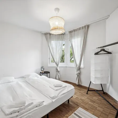 Chic 3-bedroom Near Center Apartamento
