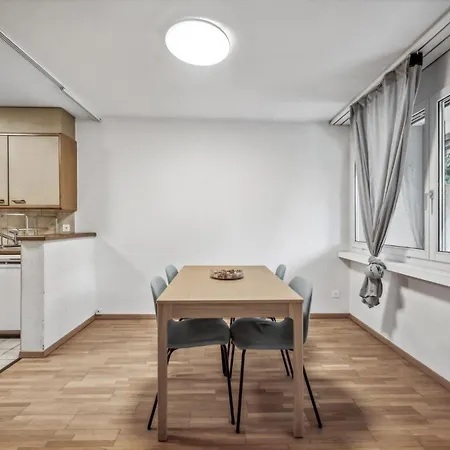 Chic 3-bedroom Near Center