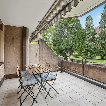 Chic 3-bedroom Near Center