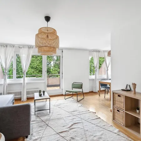 Chic 3-bedroom Near Center 아파트 *