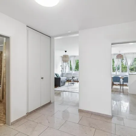 Chic 3-bedroom Near Center