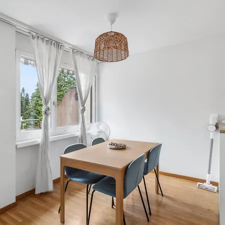 Chic 3-bedroom Near Center Apartamento