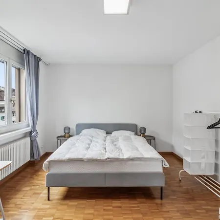 Chic 3-bedroom Near Center Apartamento