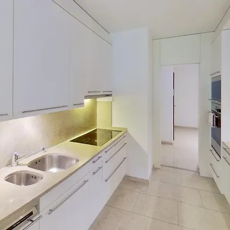 Chic 3-bedroom Near Center