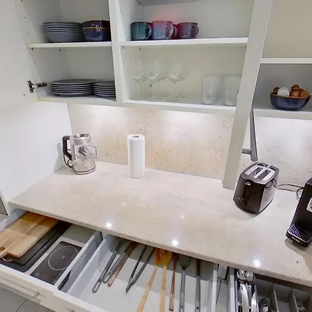Chic 3-bedroom Near Center