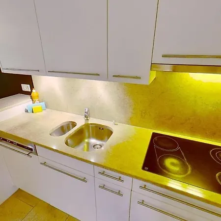 Chic 3-bedroom Near Center Apartamento
