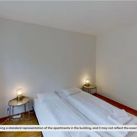 Chic 3-bedroom Near Center